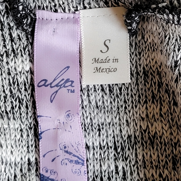 🌟 NWT FRANCESCA'S Gray Cowl Neck Sweater Lightweight Loose Fitting Size S Soft - Picture 5 of 6